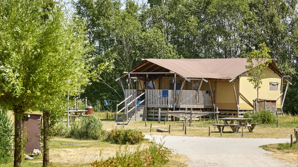 Ter Spegelt vooraanzicht Glamping Lodge HR bijgesneden