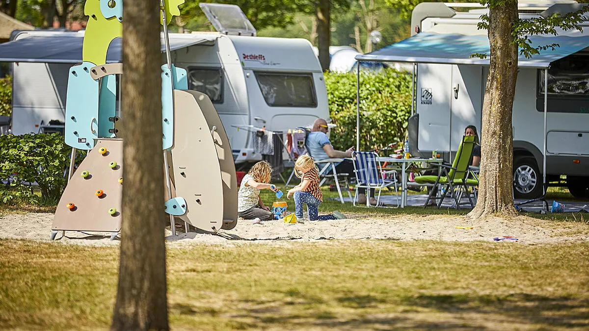 Kampeerveld kinderplaats spelen LR