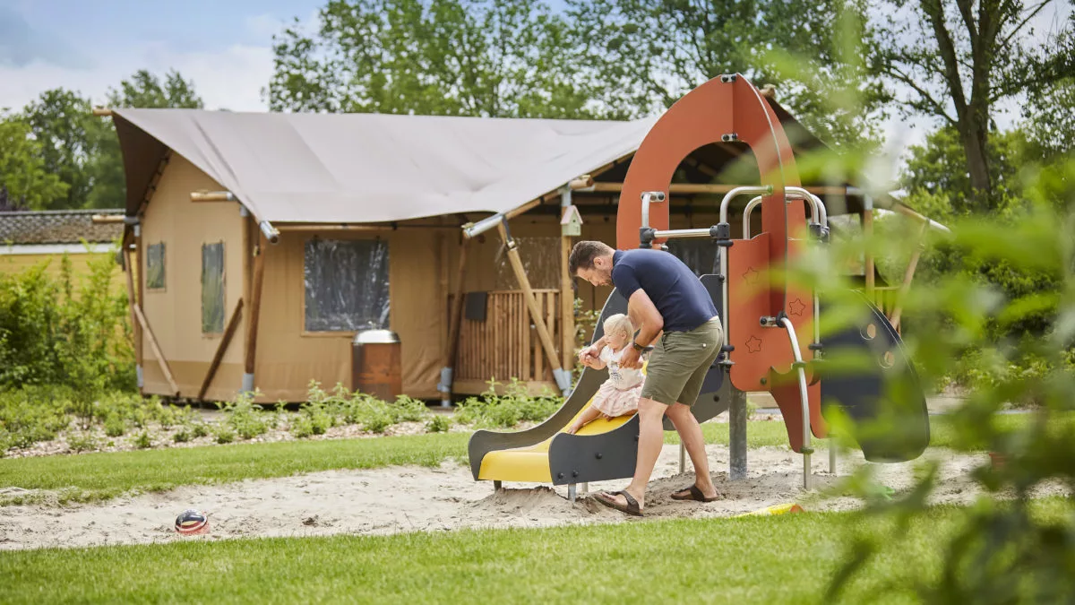 Ter Spegelt vader en baby op glijbaan veld Lounge Lodge HR