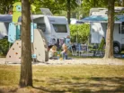 Kampeerveld kinderplaats spelen LR