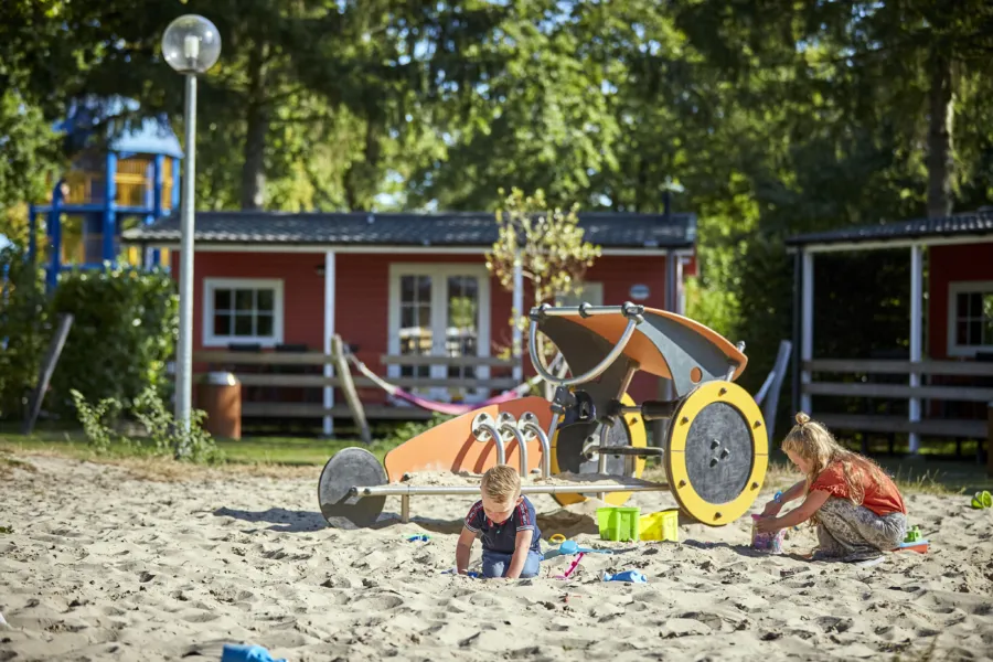 Ter Spegelt jongen meisje speeltuin Verandachalet HR