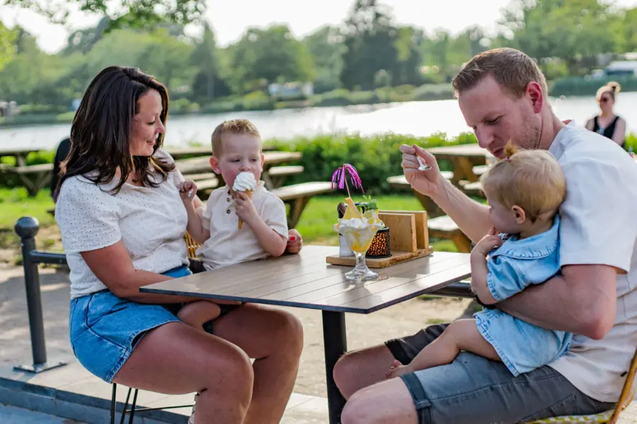 Gezin met twee kinderen eten een ijsje bij De Wijde Blick