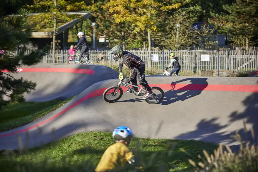 TerSpegelt kinderen fietsen over de Pump Track