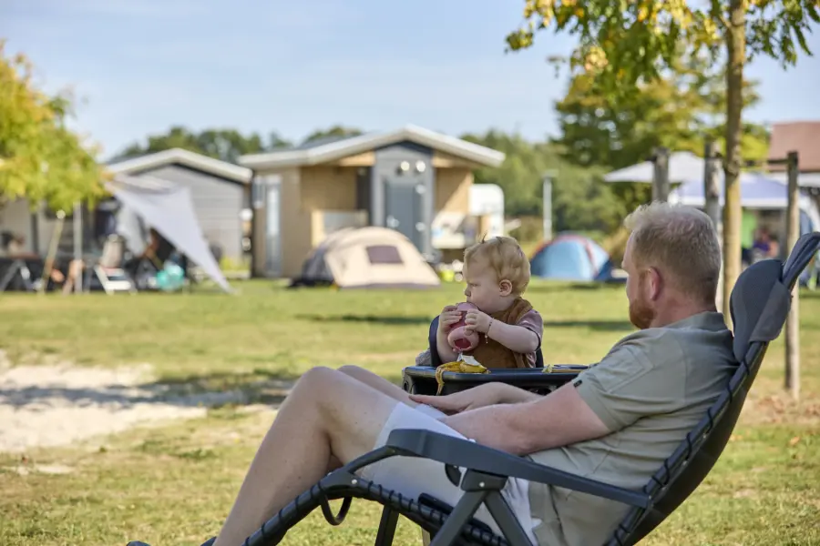Ter Spegelt Kamperen prive sanitair plus vader kleine baby MR