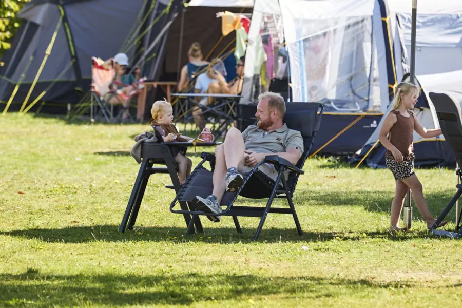 Ter Spegelt Kamperen prive sanitair plus vader kleine baby bij kampeermiddel HR