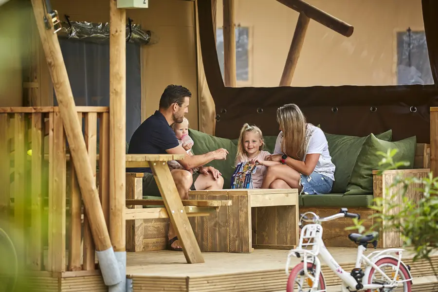 Ter Spegelt gezin in loungebank Lounge Lodge LR