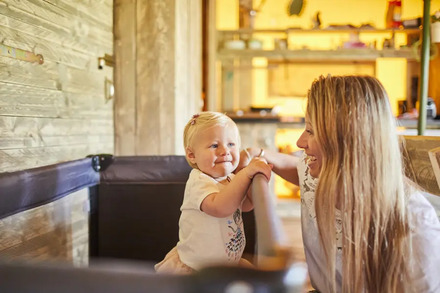 Ter Spegelt baby in babybedje Lounge Lodge LR