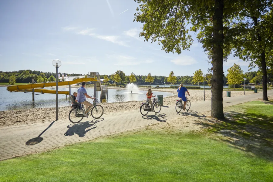 TerSpegelt fietsen zwemplas gezin