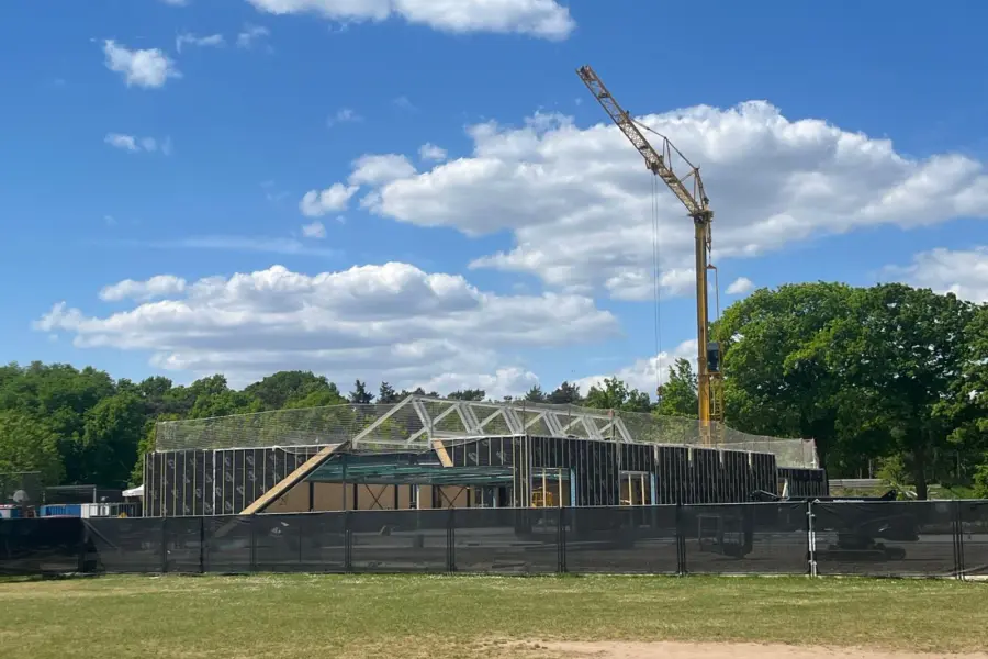 de bouw van het nieuwe centrumgebouw