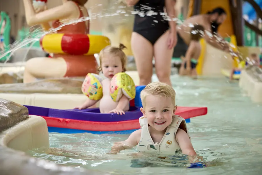 Ter Spegelt Binnen Zwembad Kinderen bootje LR