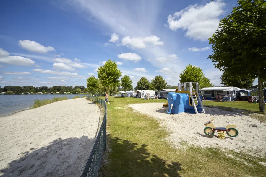 speeltuintje aan het strand