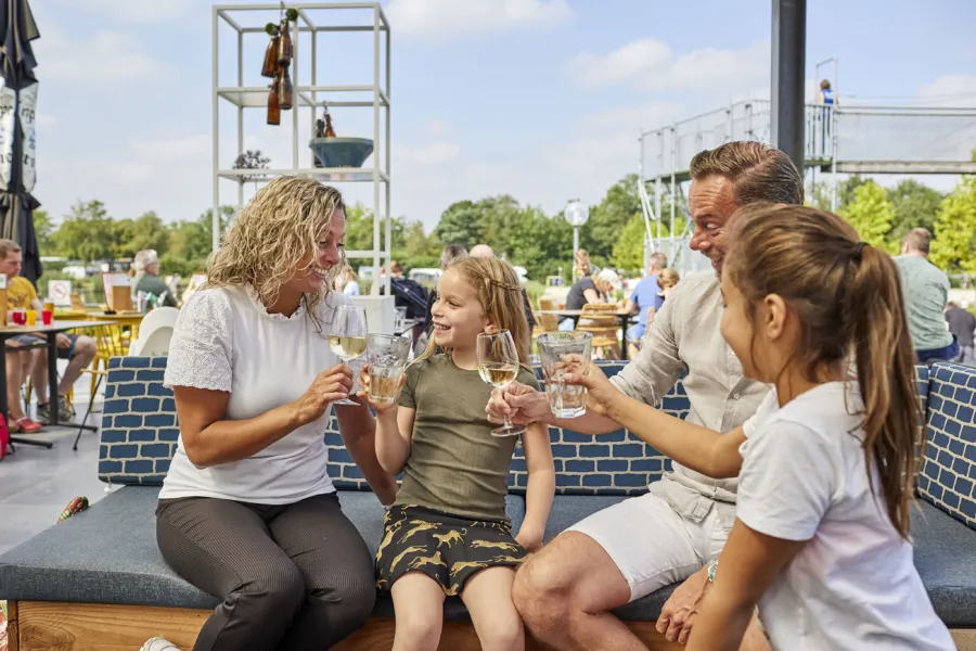 gezin aan het proosten op terras De Wijde Blick