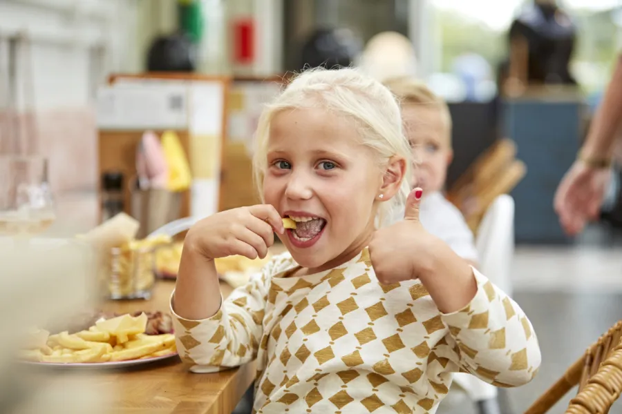 Ter Spegelt Kind met frietjes Wijde Blick