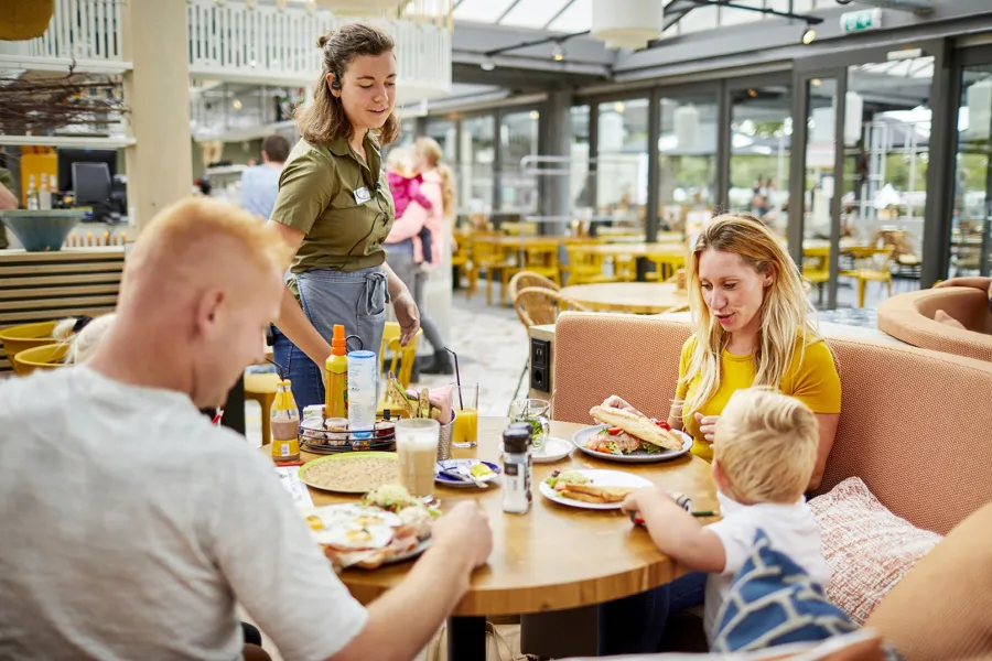 Ter Spegelt Gezin aan het eten Wijde Blick LR