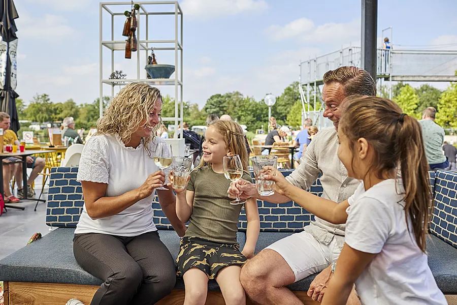 Ter Spegelt gezin dewijdeblick terras proost LR