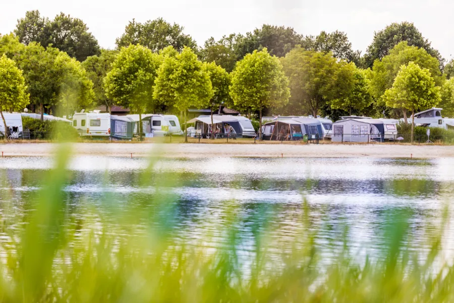 volle kampeerplaatsen aan het water